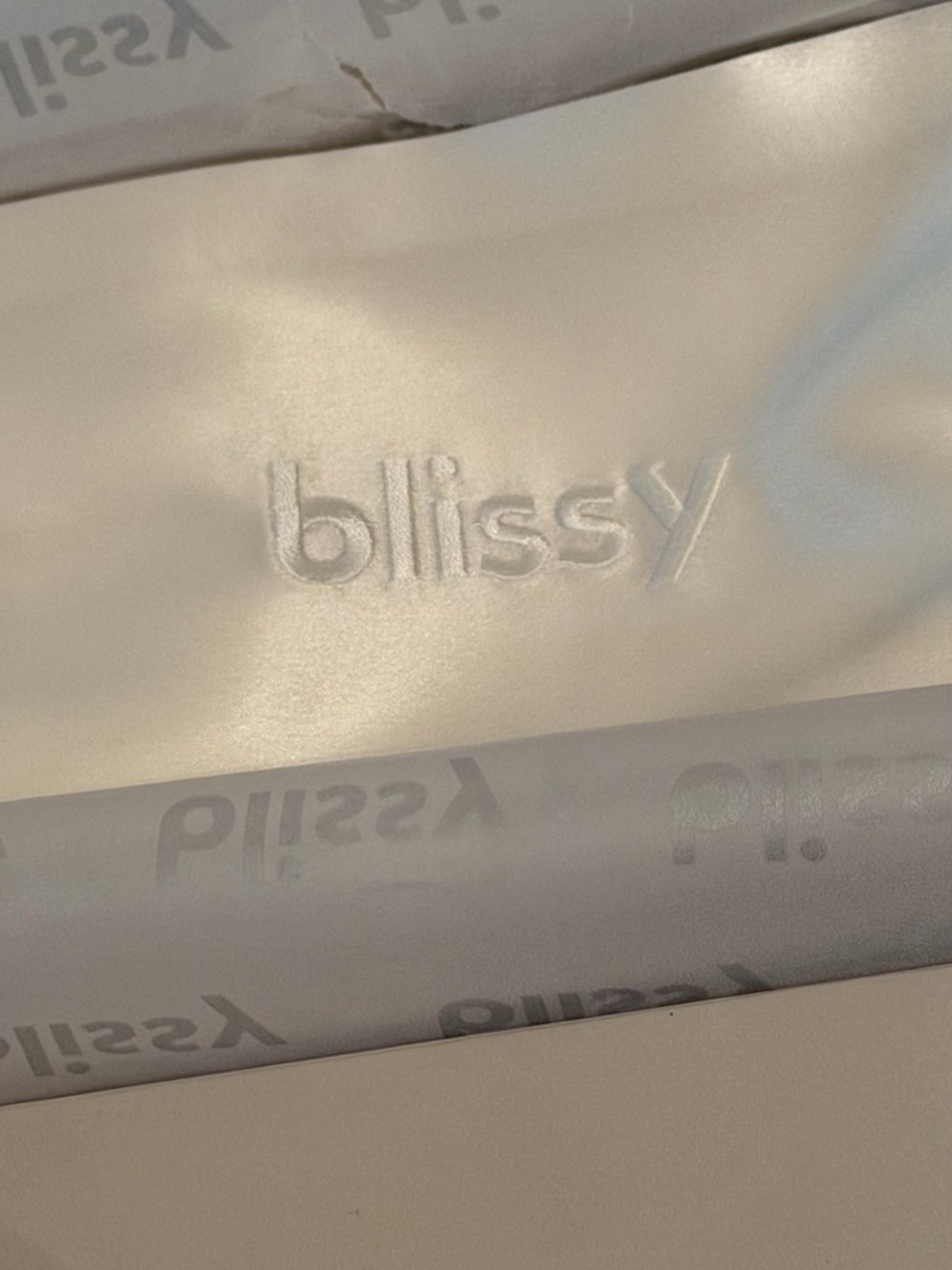 (2) Blissy 100% Silk Pillowcases in White, both brand new in box - Picture 3 of 5